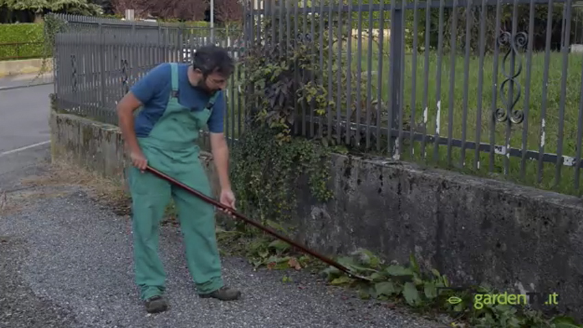 Prova attrezzo per il diserbo manuale