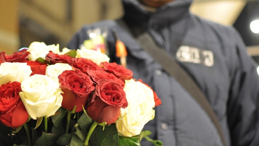 Rose sequestrate regalate alla casa di riposo