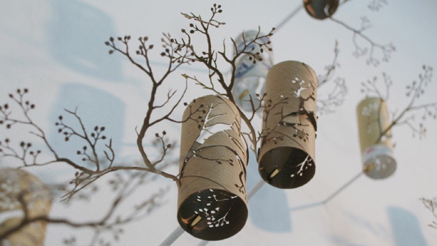 Giornali e borse della spesa diventano bonsai di carta